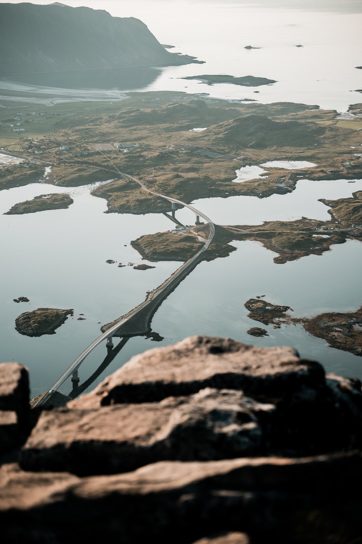 Luchtfoto van een brug over een Noorse archipel, gezien vanaf een bergtop