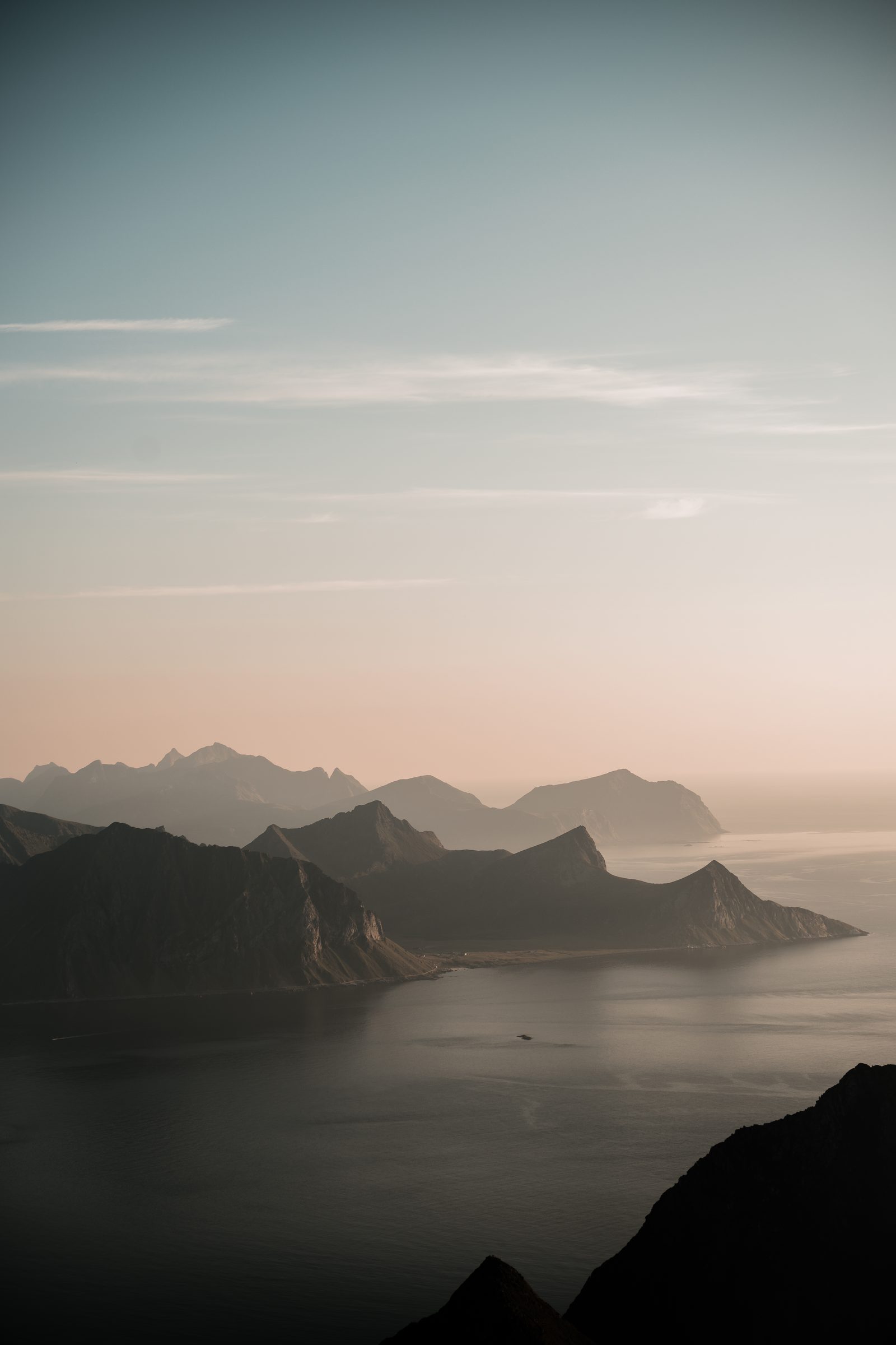 Uitzicht vanaf een bergtop over de fjorden van Noord-Noorwegen bij zonsondergang